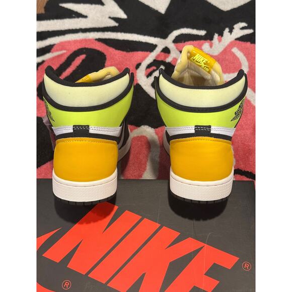 Jordan 1 Retro High White Black Volt University Gold 7Y GS - Picture 7 of 11